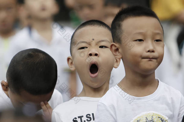 2 0 1 8年 8月 2 7日, 在中国西南贵州省贵阳市一所小学, 一名年轻学生在参加新学期<strong>升旗</strong>仪式时打哈欠. 