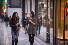 两个女朋友在户外见面, 玩得开心--日本人在东京街头结缘