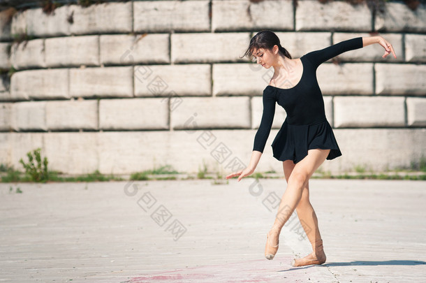 年轻美丽的芭蕾舞演员在提岛在罗马，意大利跳舞。芭蕾舞女演员项目.
