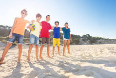 十几岁的男孩和女孩的肖像, 年轻的排球运动员, 站在沙滩上排队