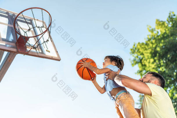 快乐的父亲和儿子<strong>打篮球</strong>
