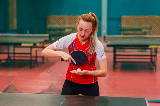 年轻女子确实住宿乒乓球, 白种人女子穿着专业制服打乒乓球