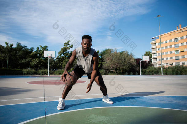 年轻的非洲裔美国人在外面玩街球