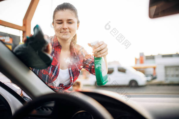 女人用喷雾清洗汽车的挡风玻璃, 从里面看, <strong>洗车</strong>。女士在自助<strong>洗车</strong>。夏季户外车辆清洁 