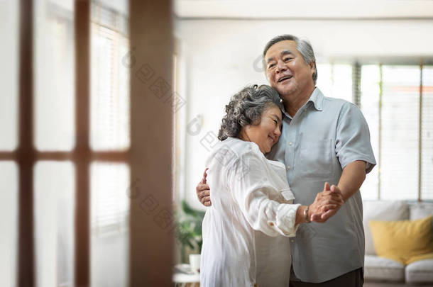 愉快的亚洲老年夫妇在家里<strong>跳舞</strong>和微笑。复制空间.