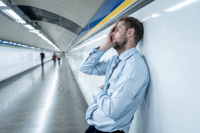 绝望的悲伤年轻的生意人遭受情感痛苦悲痛和深抑郁症独自坐在隧道地铁压力生活作风工作问题失败失业心理健康与抑郁症.