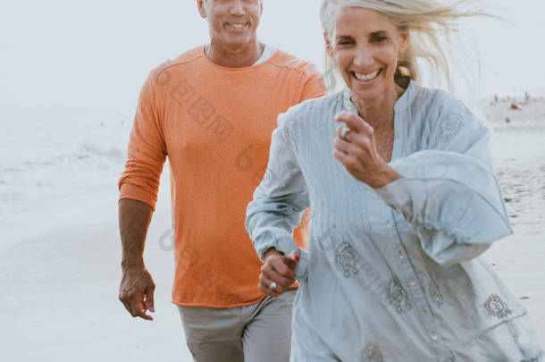幸福的老夫妇在海滩上度过。关于爱情、资历和人的概念