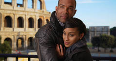 两个非洲裔美国恋人在罗马竞技场附近紧紧地抱着对方