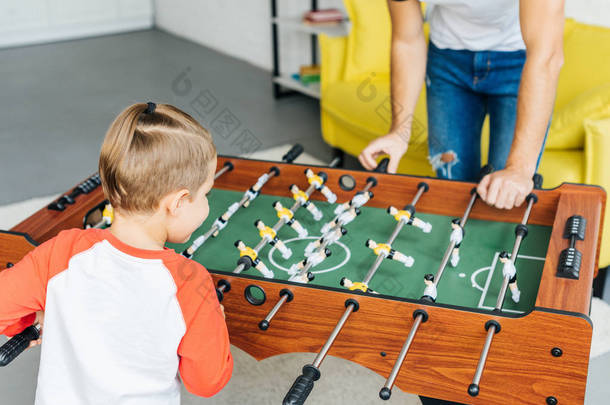 父亲和儿子的部分观点在家里玩桌上足球