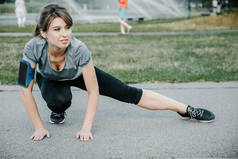 一个年轻漂亮的女孩做户外运动。在公园里, 女孩进行体育锻炼。.