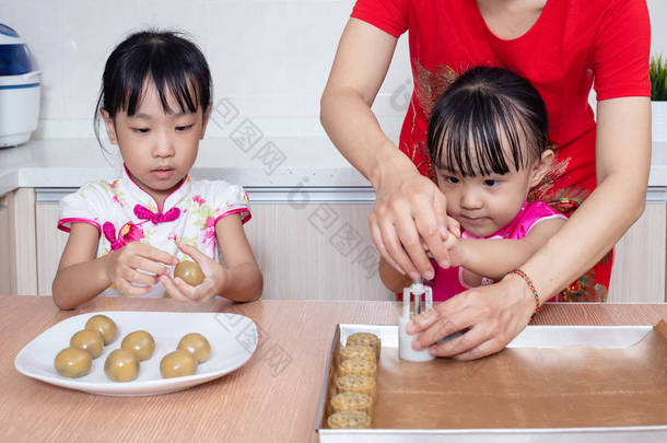 亚洲华人母亲和女儿在家厨房<strong>做月饼</strong>