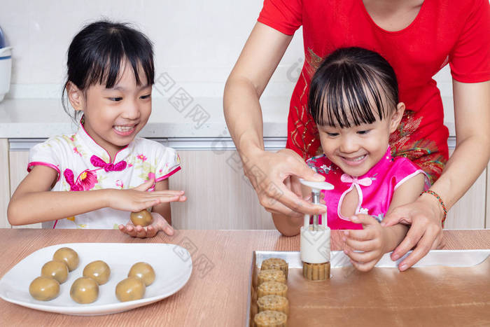 亚洲华人母亲和女儿在家厨房做月饼