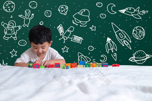 亚洲儿童学习通过发挥他的想象力, 科学和空间探险, 手画的绿色黑板, 教育回学校和发现概念的想法.