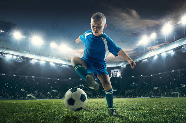 小男孩用足球在体育场做飞行踢球。足球运动员在绿草背景下运动。适合跳跃男孩在行动, 跳跃, 运动在比赛。拼 贴
