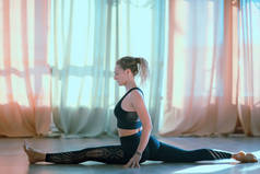 体操年轻灵活的妇女在健身房, 伸展, 健康的身体, 运动训练