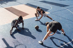 一群篮球队友一起做伸展运动.