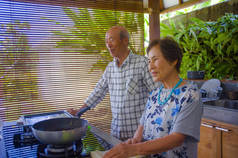 资深幸福和美丽的退休亚洲日本夫妇的生活方式肖像在家庭厨房一起烹调享用准备膳食放松在老丈夫和妻子爱和家庭厨师 