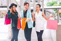 快乐的女人与购物袋享受购物。妇女购物, 生活方式概念