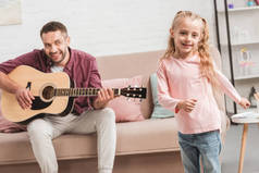 快乐的女儿跳舞, 而父亲弹吉他