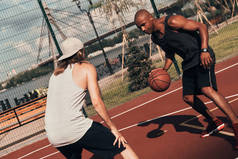 两名运动员在篮球场球场户外打篮球
