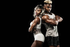 健身夫妇的运动员摆出黑色的背景, 健康的生活方式身体护理。体育概念与拷贝空间.