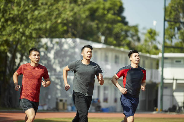 三亚洲青年成人培训在赛道上运行
