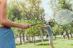 夏季公园情侣打羽毛球的裁剪图像