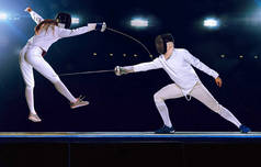 两名击剑运动员在职业体育竞技场上战斗