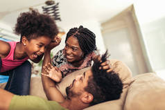 非裔美国人家庭一起呆在家里。他们玩得很开心