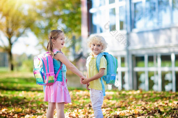 孩子们回到学校去。暑假后新学年开始.开学第一天带着背包和书本的男孩和女孩。开始上课。<strong>幼儿园</strong>和学龄前儿童的教育.