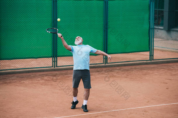 夏天, 老人在球场上打网球