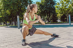 合体的健身女人做伸展运动户外在公园