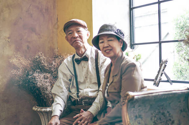 亚洲高级情侣礼服复古风格豪华住宅与托斯卡纳风格的黄色墙