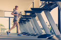 年轻的亚洲妇女在当地的健身房跑步和做健身训练, 有益于年轻的健康生活方式或健身观念
