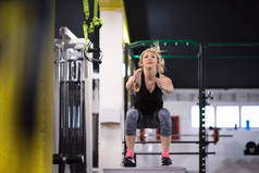运动女子训练跳上健身箱在交叉健身房