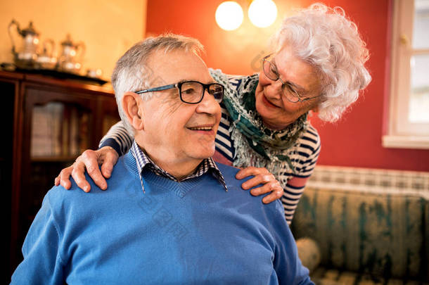 老年夫妇在爱在家, 享受退休