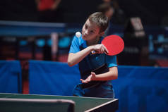 职业乒乓球运动员的照片年轻的男孩。初级。锦标赛.