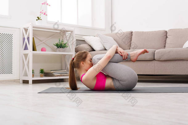 妇女训练瑜伽在风解除姿势