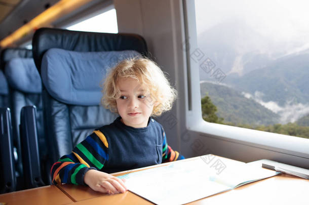 孩子们乘火车旅行。与儿童的铁路旅行.