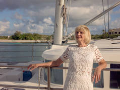 在游艇、海上、度假、生活方式附近的老年妇女