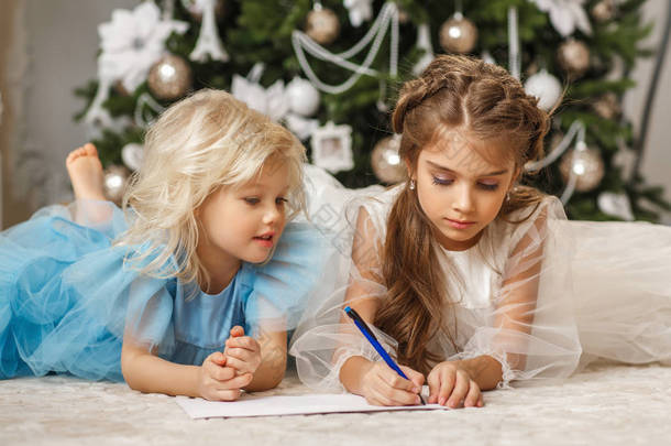 两个漂亮女孩写信给圣诞老人