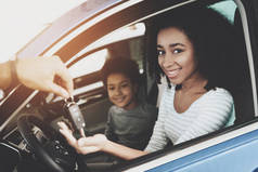 非洲裔美国人家庭在汽车经销商选择和购买新车 