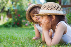 姐妹们, 两个小女孩在草地上, 夏天, 假期