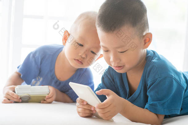 沉迷于智能手机的儿童.