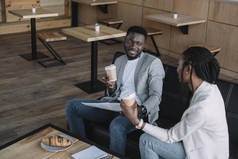 非裔美国商人在咖啡馆开会时喝咖啡