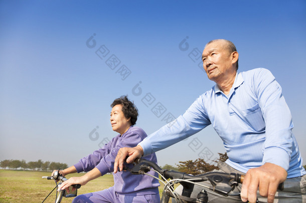 快乐老人年长者夫妇骑山地自行车