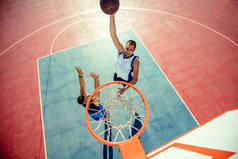 篮球运动员在篮筐中打篮球的高视角