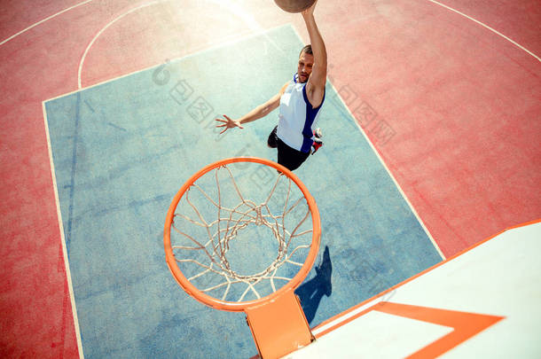 篮球运动员在<strong>篮筐</strong>中打篮球的高视角
