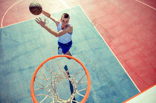 篮球运动员在篮筐中打篮球的高视角