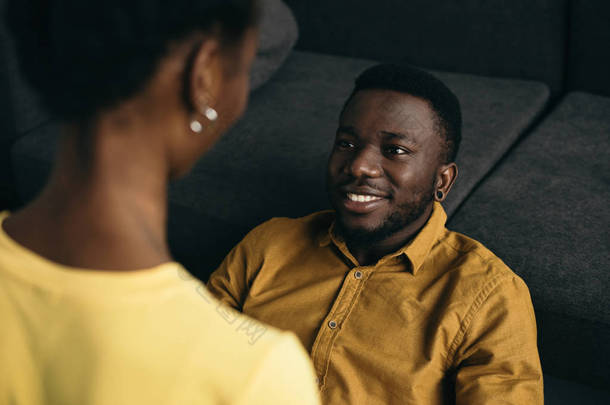 选择重点的快乐年轻的非洲裔美国人夫妇花时间在一起在家
